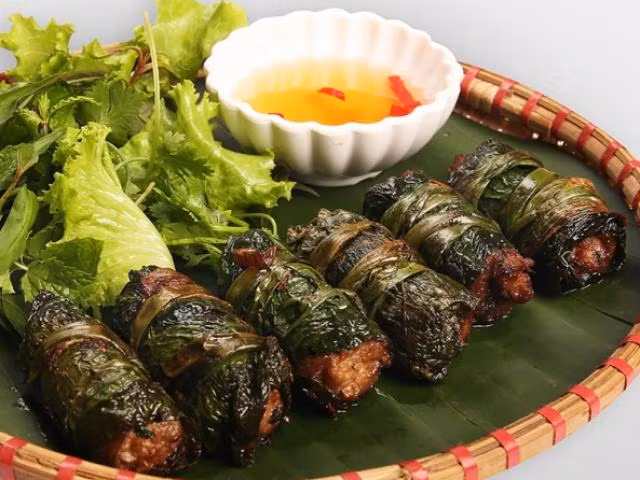 Đặt chảo lên bếp đợi chảo khô thì cho dầu ăn vào. Chờ dầu sôi thì cho chả vào rán đều các mặt. Khi rán nhớ vặn nhỏ lửa để chả không bị cháy. Ảnh: 24h.com.vn.