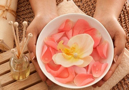 5. Bột gỗ đàn hương và nước hoa hồng: Bột gỗ đàn hương, nước hoa hồng. Dùng chổi lông thoa hỗn hợp lên vùng da mặt và cổ, tránh thoa vào vùng da quanh miệng và mắt. Ảnh: trimunboc.com.vn.