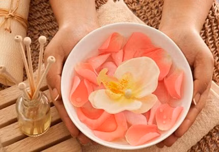 5. Bột gỗ đàn hương và nước hoa hồng: Bột gỗ đàn hương, nước hoa hồng. Dùng chổi lông thoa hỗn hợp lên vùng da mặt và cổ, tránh thoa vào vùng da quanh miệng và mắt. Ảnh: trimunboc.com.vn.