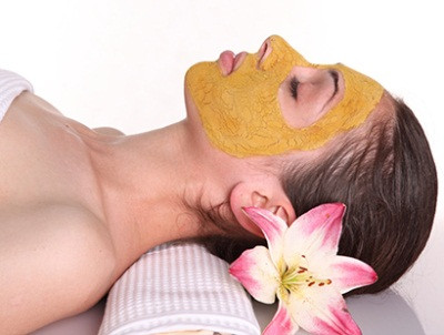 Bôi đều lên vùng da bị ảnh hưởng khoảng 20 phút. Để khô rồi rửa sạch lại bằng nước ấm và bạn sẽ thấy kết quả ngay lập tức đối với da kích ứng. Ảnh: matonglamdep.com.