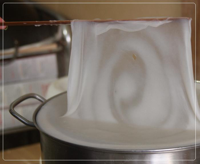 Phi hành rồi cho thịt và mộc nhĩ vào xào cùng. Nêm lại gia vị một lần nữa để thịt được săn và đậm đà, tắt bếp. Pha bột làm bánh cuốn theo công thức được ghi trên bao bì của bột bánh cuốn. Dùng một cái chảo không dính để tráng bánh. Ảnh: TinyBook.vn.