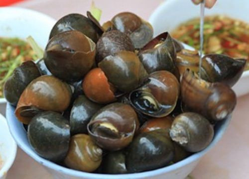 3. Bún ốc nguội. Nguyên liệu: Ốc nhồi, xương đuôi lợn, bún vẩy ốc, hành khô, tỏi, ớt bột, dầu ăn, bột canh, dấm bỗng, rau sống. Ninh xương để lấy nước, trước khi ninh thì luộc và rửa sạch xương để loại bỏ bọt bẩn. Ảnh: Emvaobep.com.