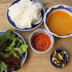 Ốc nhồi sau khi hấp thì khều lấy thịt ốc và rửa sạch lại. Pha nước ốc: Nước hấp ốc 400ml pha vào với nước xương 200ml, cho thêm dấm bỗng, 2 thìa bột canh. Khi ăn, thả ốc luộc vào bát nước chấm rồi chấm bún ăn. Ảnh: cooky.vn.