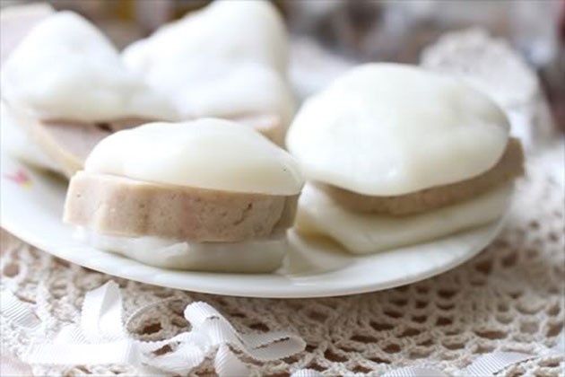 Bật bếp nồi hấp cho nước trong nồi sôi rồi xếp bánh vào và hấp khoảng 8 phút là bánh đã chín. Sau khi bánh đã chín, lấy bánh ra để nguội bớt rồi kẹp giò, chả vào là được. Ảnh: banhdayngon.vn.