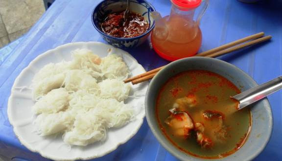 Ốc nhồi cho vào nồi hấp cùng vài cái lá chanh, chế một chút dấm bỗng vào nước hấp ốc, sau đó, nước này sẽ dùng để pha nước chấm ốc luôn. Chưng ớt: Cho dầu vào chảo nóng, phi thơm hành tỏi và cho ớt bột vào rồi tắt bếp ngay. Ảnh: foody.vn.