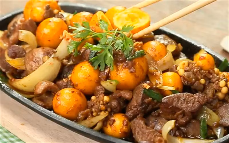 Lòng gà không nên xào chín quá sẽ bị khô không ngon. Lòng gà trứng non vừa chín, cho hành lá cắt khúc vào đảo đều rồi trút ra, rắc ít tiêu xay lên cho thơm. Ăn nóng. Ảnh: Cooky.vn.