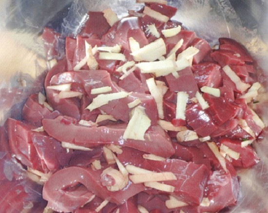 3. Tim cật heo xào hành tây. Nguyên liệu: Tim lợn, cật lợn, hành tây, gia vị. Tim cật cắt lát mỏng ứng một muỗng canh hành tím băm, chút muối, một muỗng cà phê nước mắm, chút bột ngọt, chút tiêu. Ảnh: homnayangi.com.