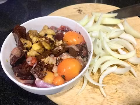 4. Lòng gà trứng non xào hành tây. Nguyên liệu: Bộ lòng gà, trứng non, hành tây nhỏ, hành lá. Lòng gà làm sạch sẽ, rửa sạch với muối hột và chanh, để ráo nước rồi thái nhỏ vừa ăn. Ướp lòng gà và trứng non với hành tím băm, mắm, tiêu. Hành tây thái dọc dày vừa phải, hành lá cắt khúc. Ảnh: cookpad.com.