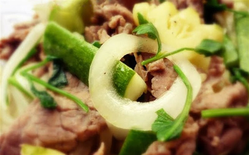 Dưa leo chẻ đôi cắt chéo, hành tây chẻ đôi cắt ra từ miếng. Đợi dầu nóng cho hành tây đảo cho thơm. Cho thịt bò đã ướp vào xào hơi tái. Cho tiếp hành tây vào đảo đến khi hành gần chín. Nêm lại cho vừa ăn rồi cho cà chua và dưa leo vào rồi tắt bếp. Ảnh: Cooky.vn.