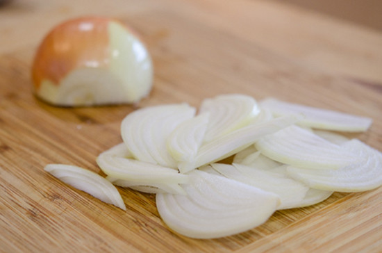 2. Xúc xích xào hành tây. Nguyên liệu: Xúc xích, hành tây, hành, dầu hào, muối. Xúc xích thái lát, hành thái nhỏ, hành tây thái lát hoặc bổ cau. Ảnh: me.phununet.com.