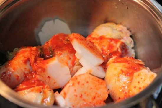 3. Gà kho kim chi. Nguyên liệu: Gà, kim chi cải thảo, cải trắng, gừng, hẹ, tỏi, hành, gia vị. Thịt gà rửa sạch rồi chặt thành miếng vừa ăn, ướp cùng nước kim chi, hành, tỏi, gừng, tiêu, đường, hạt nêm, trộn đều trong 30 phút. Ảnh: VnNgon.com.