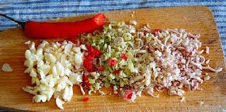 2. Gà kho sả ớt. Nguyên liệu: Sả, ớt, gà, gừng, hành tím, gia vị. Thịt gà rửa sạch với muối cho bớt mùi hôi sau đó rửa lại lần nữa rồi để ráo. Sau để vào bát to ướp với mắm, hạt nêm, đường, sả ớt băm nhỏ khoảng 40 phút. Ảnh: jamja.vn.