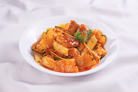 Cho nồi lên bếp, đun nóng dầu rồi cho hành, tỏi, gừng còn lại vào phi thơm, đổ thịt gà vào xào. Đến khi thịt gà săn lại thì cho củ cải trắng, nước sôi, nước mắm vào đảo cùng, đun 15 phút. Đun thêm 5 phút cho kimchi thấm vào thịt gà là được, cho hẹ vào, đảo nhanh tay, tắt bếp. Ảnh: monngonmoingay.com.