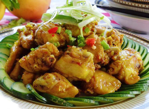 Để lửa liu riu khi gần cạn nước gà chín mềm ngấm vị cho thêm chút sả và gừng thái nhỏ vào đảo đều cho thơm rồi tắt bếp. Ảnh: Hervietnam.com.