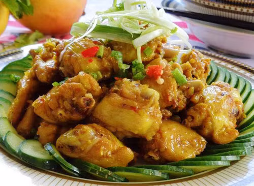 Để lửa liu riu khi gần cạn nước gà chín mềm ngấm vị cho thêm chút sả và gừng thái nhỏ vào đảo đều cho thơm rồi tắt bếp. Ảnh: Hervietnam.com.