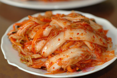 Củ cải trắng rửa sạch, gọt vỏ sau đó thái khúc dày khoảng 3mm. Sau đó đem luộc sơ cho bớt mùi, dễ thấm khi kho. Hẹ cắt gốc, rửa sạch, cắt khúc để ráo. Ảnh: babau.com.