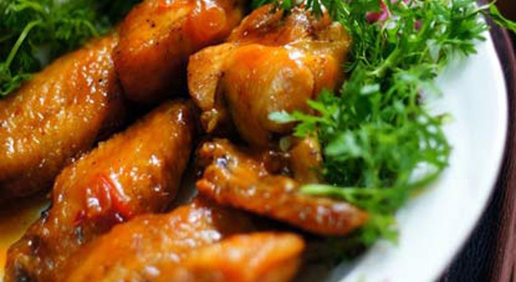 Cho chảo dầu nóng, cho gà vào chiên sơ, cho nước ướp gà vào, cho thêm ít nước sôi. Chờ nước cạn, tạo thành màu nâu đẹp. Cho ra dĩa dùng với cơm. Ảnh: 7monngonmoingay.info.