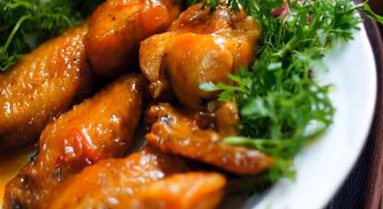 Cho chảo dầu nóng, cho gà vào chiên sơ, cho nước ướp gà vào, cho thêm ít nước sôi. Chờ nước cạn, tạo thành màu nâu đẹp. Cho ra dĩa dùng với cơm. Ảnh: 7monngonmoingay.info.