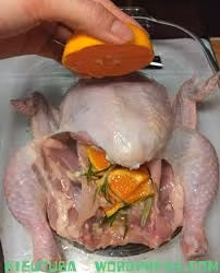 2. Gà nướng quýt. Nguyên liệu: Ức gà, muối, đường, tiêu, ớt bột, chanh, vỏ quýt, sả, tỏi, nước luộc gà, mật ong, nước mắm. Ức gà rửa sạch, luộc chín, rồi vớt ra để ráo. Đến khi nguội thì xé sợi vừa ăn. Trộn đều với muối, đường, tiêu, ớt bột. Bọc màng bọc, để tủ lạnh, ướp qua đêm. Ảnh: kieutuba.wordpress.vn.