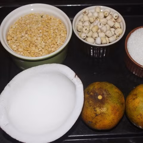 3. Chè đậu xanh nấu cùng vỏ quýt. Nguyên liệu: Đậu xanh, vỏ quýt tươi, đường phèn, nước cốt dừa, nước, muối. Đậu xanh vo sạch chắt nước. Vỏ quýt tươi luộc với nước trên bếp cho chất đắng, chất cay đi hết, sau đó cắt hạt lựu nhỏ hoặc băm nhỏ. Ảnh: Cooky.vn.