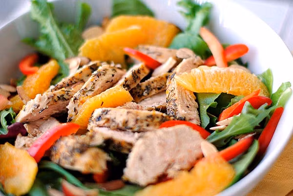 Tỏi, sả, ớt băm nhỏ. Lá chanh, vỏ quýt xắt sợi. Cho dầu vào chảo, phi thơm tỏi. Cho ớt vào đảo cùng. Thêm nước luộc gà vào chảo, đảo đều, rồi thêm mắm, mật ong và ớt bột còn lại vào. Ảnh: tuvangiamcan.vn.