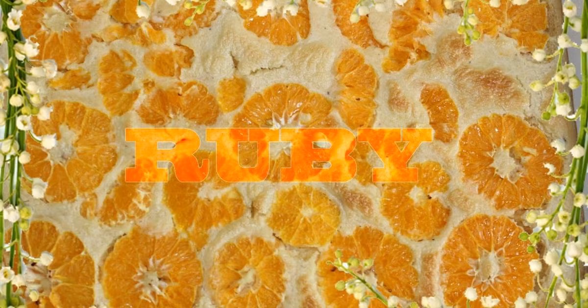 Đun nhỏ lửa hỗn hợp bột - nước và khuyấy liên tục bằng dụng cụ đánh trứng đến khi hơi seo lại thì tắt bếp ngay. Sắp các lát quýt lên trên. Cho vào lò nướng 190 độ C trong 30 phút là bánh chín. Ảnh: cookpad.com.