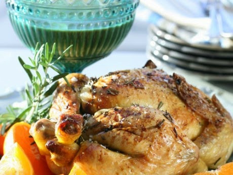 Đun sôi nước rồi cho gà vào đảo đều đến khi ngấm hết nước. Cho sả và lá chanh rang se mặt thịt. Cho vào khay nướng trên lửa nhỏ. Thỉnh thoảng đảo đều cho thịt không bị cháy. Để nguội rồi trút vào hộp kín ăn dần. Có thể để trong tủ lạnh được 1 tuần. Ảnh: anngonboduong.blogspot.vn.