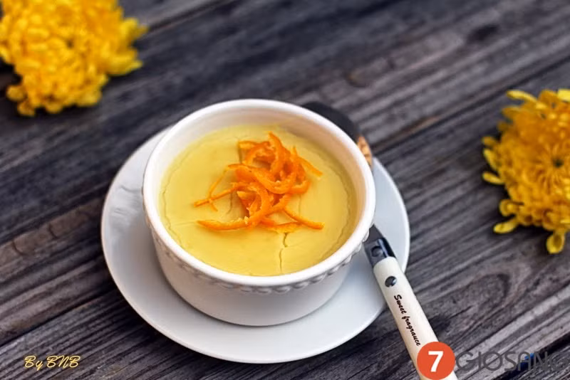 Cho đậu xanh vào nồi cùng với 2-3 lít nước nấu lửa vừa cho chín mềm, sau đó cho nửa chén đường phèn cùng vì quýt đã băm, nước cốt dừa hoặc kem sữa vào đun cho tan đường. Nêm nếm cho vừa ngọt. Cho chút xíu muối, quấy đều rồi tắt bếp. Ảnh: wikiphunu.vn.