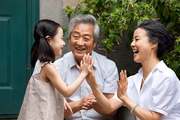 10. Bạn học cách không phàn nàn, chỉ trích. Chúng ta nhận ra rằng, việc chỉ trích ai đó chẳng có lợi ích gì. Nên nói những điều tích cực, những lời động viên luôn giúp ích cho bạn và mọi người nhiều hơn. Ảnh: giadinhvatreem.com.