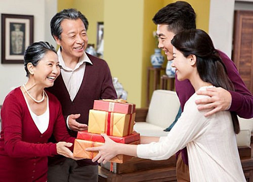 8. Bạn bắt đầu kính trọng cha mẹ vô điều kiện. Khi già đi, chúng ta học được cách kính trọng cha mẹ, kiên nhẫn khi họ bước vào tuổi xế chiều, hiểu hơn những thăng trầm mà họ đã trải qua. Ảnh: Vietgiaitri.com