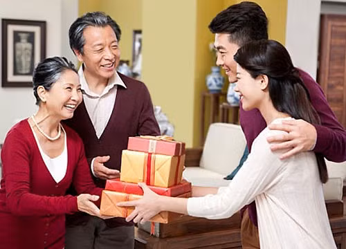 8. Bạn bắt đầu kính trọng cha mẹ vô điều kiện. Khi già đi, chúng ta học được cách kính trọng cha mẹ, kiên nhẫn khi họ bước vào tuổi xế chiều, hiểu hơn những thăng trầm mà họ đã trải qua. Ảnh: Vietgiaitri.com