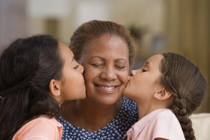 9. Ngốc nghếch một tí cũng ổn thôi. Việc người khác nghĩ gì về mình dường như không còn quan trọng nữa khi chúng ta có tuổi. Chúng ta bắt đầu sống thoải mái hơn, nghĩ thoáng hơn. Ảnh: baomoi.com.