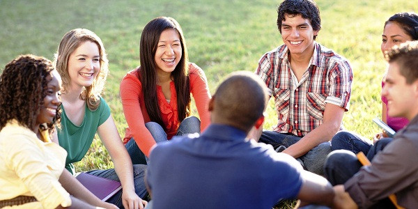 2. Học cách không phán xét. Chết đi không thể mang theo bất cứ món tiền tài, địa vị nào, vì thế thay vì so đo, phán xét người khác dựa trên tài sản vật chất của họ, hãy coi trọng các mối quan hệ, chấp nhận con người của người khác. Ảnh: songmoi.vn.