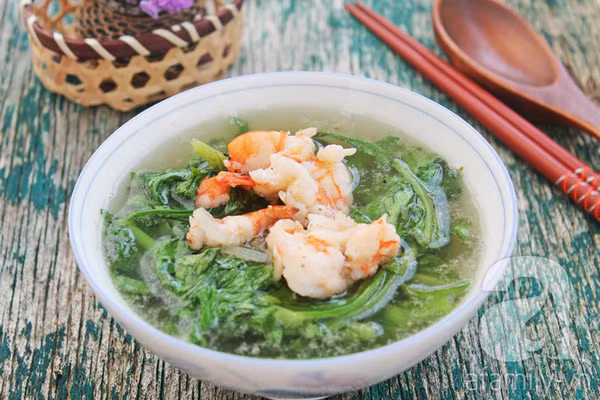 Chờ nước sôi bạn cho rau vào, nêm nếm lại cho vừa miệng rồi tắt bếp. Ảnh: afamily.vn.