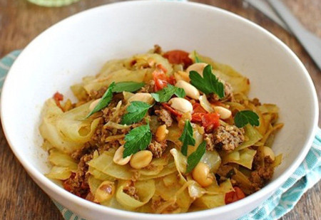 Đậy kín nắp nồi, đun khoảng 5 phút thì mở chảo ra đảo đều, tiếp tục đậy vung đun tiếp khoảng 5 phút nữa thì bắp cải chín, nêm nếm lại tùy theo khẩu vị của bạn. Tắt bếp, rắc hành hoa thái nhỏ vào. Múc ra đĩa, bên trên rắc ít lạc, khi dùng trộn đều lên. Ảnh: magafun.vn.