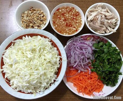 5. Nộm gà bắp cải. Nguyên liệu: Nửa con gà, hành tây, bắp cải, rau răm, muối, tiêu, đường, chanh, ớt, giấm. Luộc gà chín, vớt ra đĩa cho nguội. Dùng tay sạch xé thịt gà thành từng lát mỏng. Ảnh: Wikimeovat.com.