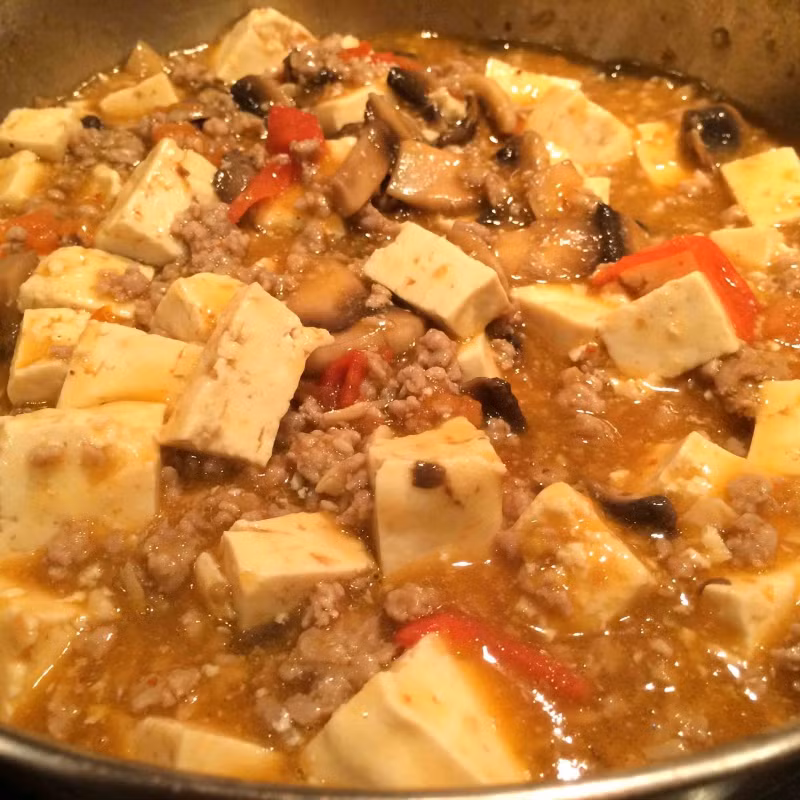 Nêm vào nồi hai thìa nhỏ nước mắm, nửa thìa nhỏ đường, một thìa nhỏ dầu hào, đảo đều. Nêm nếm lại tùy theo khẩu vị của bạn, đổ nấm vào xào cùng, xào đến khi nấm chín.Tắt bếp, cho hành lá thái nhỏ vào. Ảnh: Toplist.vn.