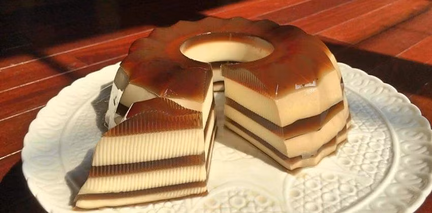 Sau khi rau câu đã sôi được khoảng 2 phút thì cho cà phê vào hòa tan. Dùng dao tách nhẹ phần bánh flan rồi úp ngược cốc vào khuôn lớn hơn sao cho phần bánh flan nằm chính giữa, rồi đổ phần rau câu lên trên. Chỉ cần đợi bánh flan rau câu đông lại là có thể thưởng thức. Ảnh: Beemart.vn.