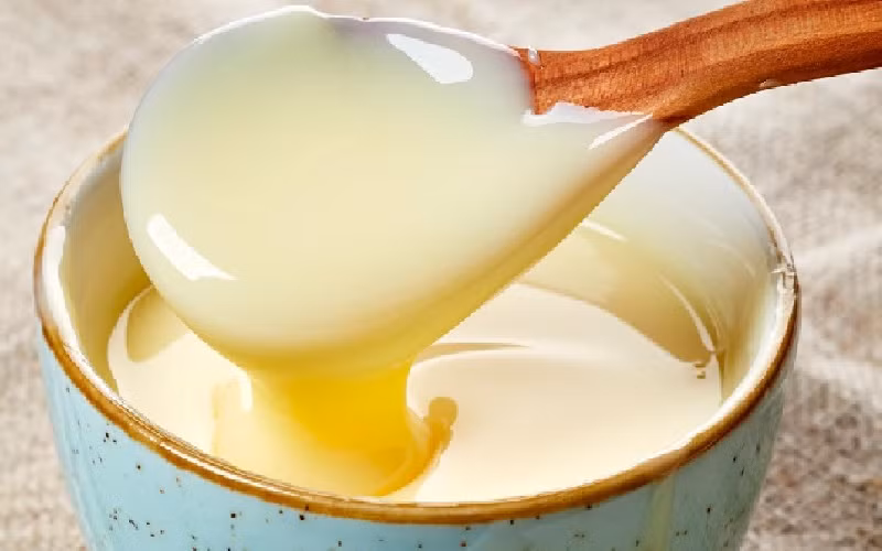 3. Bánh kem flan sữa đặc. Nguyên liệu: Lòng đỏ trứng, sữa tươi không đường, sữa đặc có đường, vani, đường cát trắng, chanh, nước đun sôi để nguội. Phần đế caramen: Thắng đường cho tới khi chuyển màu cánh gián thì thêm nước cốt chanh vào. Ảnh: amthucquan.net.