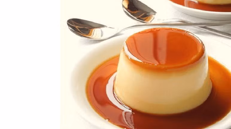 Lọc hỗn hợp qua rây cho mịn, thêm vani, khuấy đều tay. Trút hỗn hợp vào hũ đựng đã được trải một lớp caramen bên dưới, hấp cách thủy trong khoảng 30 – 40 phút. Bánh flan làm xong, bạn để vào tủ lạnh để ăn dần. Ảnh: Monngon.tv.