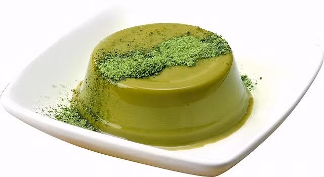 Hòa sữa tươi không đường còn lại với một lon sữa đặc có đường, đun trên lửa cho tới khi hỗn hợp gần sôi thì tắt bếp. Trút hỗn hợp vào bát trứng, vừa trút vừa khuấy đều để hỗn hợp sánh mịn và có màu vàng kem. Ảnh: nauanngon.com.