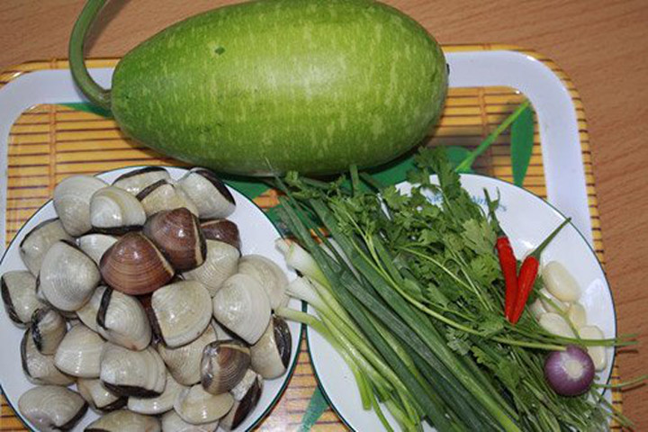 1. Canh ngao nấu bí xanh. Nguyên liệu: Ngao, bí xanh, dầu ăn, hành lá, gừng, muối, tiêu. Bí đao gọt vỏ thái miếng vừa ăn, một phần hành lá thái khúc. Đổ lượng nước vừa ăn vào nồi, thêm phần hành lá còn lại và gừng vào đun sôi. Ảnh: momkitty.com.