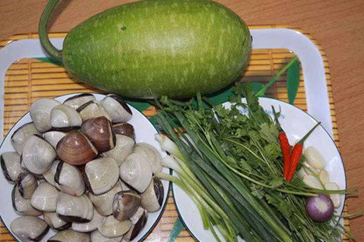 1. Canh ngao nấu bí xanh. Nguyên liệu: Ngao, bí xanh, dầu ăn, hành lá, gừng, muối, tiêu. Bí đao gọt vỏ thái miếng vừa ăn, một phần hành lá thái khúc. Đổ lượng nước vừa ăn vào nồi, thêm phần hành lá còn lại và gừng vào đun sôi. Ảnh: momkitty.com.