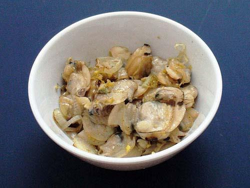 3. Cháo ngao nấu bí. Nguyên liệu: Yến mạch, ngao, bí, hành ngò, đầu hành. Yến mạch ngâm nước cho mềm rồi chắt nước đổ đi. Bí gọt vỏ, bỏ ruột, rửa sạch, cắt nhỏ. Ảnh: amthuc365.vn.