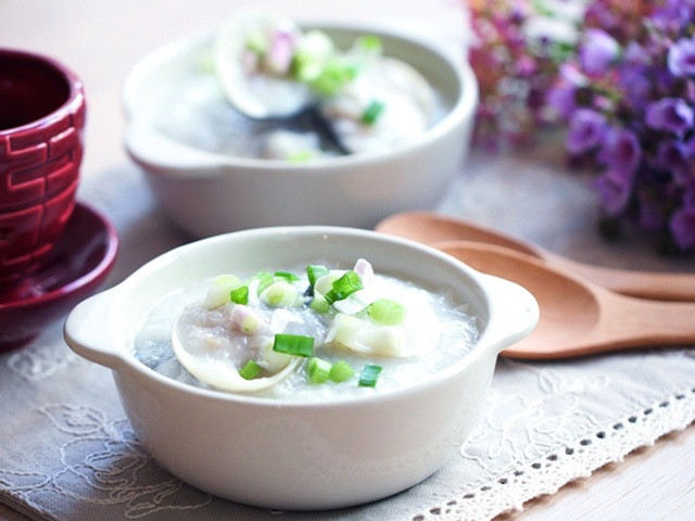 Gạn nước luộc ngao không còn cặn vào nồi, đun sôi, cho yến mạch và bí vào, đun sôi già trở lại thì cho hành thái nhỏ vào là được. Ảnh: doisong.vn.