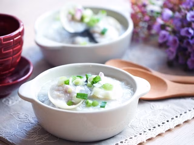 Gạn nước luộc ngao không còn cặn vào nồi, đun sôi, cho yến mạch và bí vào, đun sôi già trở lại thì cho hành thái nhỏ vào là được. Ảnh: doisong.vn.