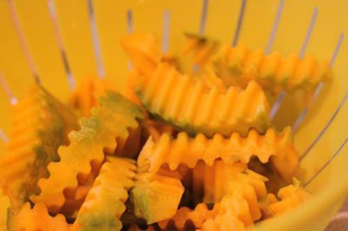 2. Bí đỏ xào ngao. Nguyên liệu: Ngao, bí đỏ, nấm hương tươi, hạt nêm, tiêu, dầu ăn, hành tây, hành hoa, hành khô, tỏi. Ngao luộc chín gỡ lấy thịt. Xắn bí đỏ bằng dao gợn sóng cho đẹp mắt. Phi thơm 1 nửa chỗ hành tỏi băm với chút dầu ăn, trút ngao vào xào săn rồi múc ra bát để riêng. Ảnh: daynauan123.com.