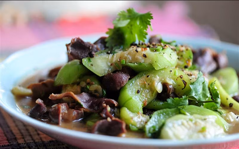 Làm nóng chảo cho mỡ và tỏi vào phi cho dậy mùi. Rồi cho mề gà vào xào chín. Rồi cho mướp vào, xào đều tay nhẹ nhàng. Mướp chín thì nêm lại theo khẩu vị, thêm hành ngò vào, cho thêm ít tiêu nữa là hoàn thành. Ảnh: cooky.vn.