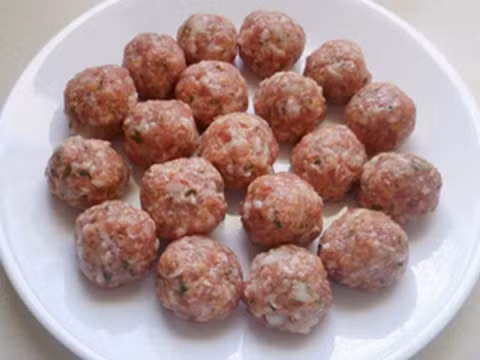 3. Canh mướp thịt viên. Nguyên liệu: Mướp hương, thịt, muối, mắm, bột ngọt, hành khô, hành lá, dầu ăn. Mướp gọt vỏ thái miếng vừa. Thịt thái nhỏ, hành khô thái nhỏ, chút muối bột ngọt, xay nhuyễn. Nặn viên, chiên sơ qua rồi cho vào nồi canh. Ảnh: Nauzi.com.