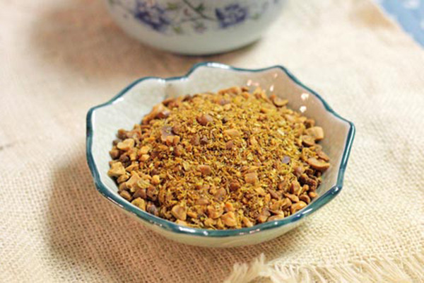 Rang tiếp khoảng thêm 10 phút. Cho tiếp lạc ở trên vào rang cùng, rưới vào một ít nước mắm. Tiếp tục dùng đũa rang đến khi phần lạc thấm gia vị vừa ý , nêm nếm gia vị lại cho vừa ăn, tắt bếp, cất vào lọ kín cất dùng dần. Ảnh: dauannguyenchat.net.